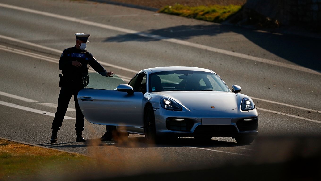 Fonçant à 211 km/h sur lʼA20 en Corrèze au volant dʼune Porsche: sa voiture immédiatement immobilisée