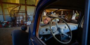 Il achète un vieux hangar agricole et découvre à lʼintérieur une Citroën Traction oubliée depuis 1971