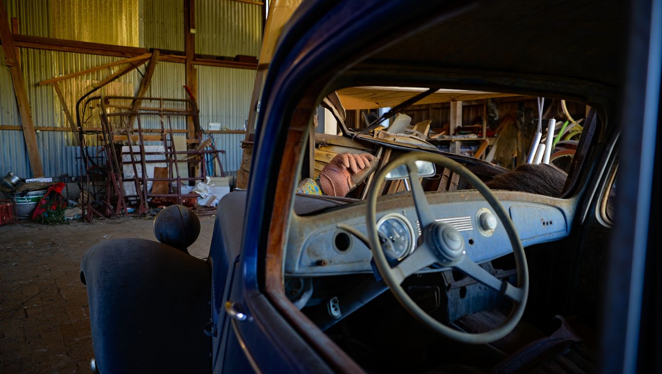 Il achète un vieux hangar agricole et découvre à lʼintérieur une Citroën Traction oubliée depuis 1971