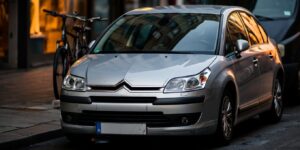 Nouveau Citroën C4 restylé (2026): voici à quoi ressemble la berline compacte au losange double chevron