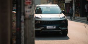 On a passé une semaine au volant de la Jaecoo 7: voici notre verdict sur le SUV hybride chinois