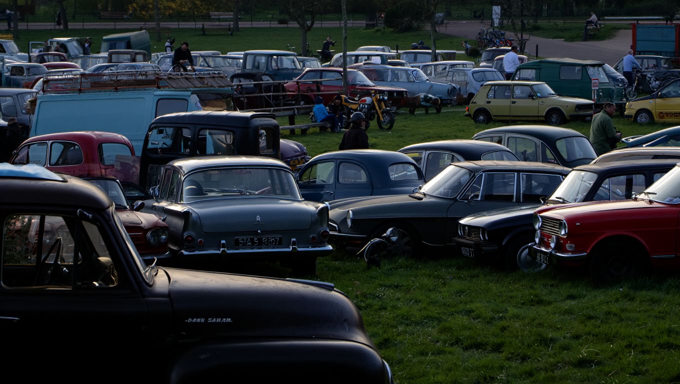 Plus de 350 véhicules dʼépoque réunis ce dimanche au parc de Sceaux près de Paris