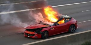 Un inconnu incendie leur Ferrari FF sur lʼautoroute