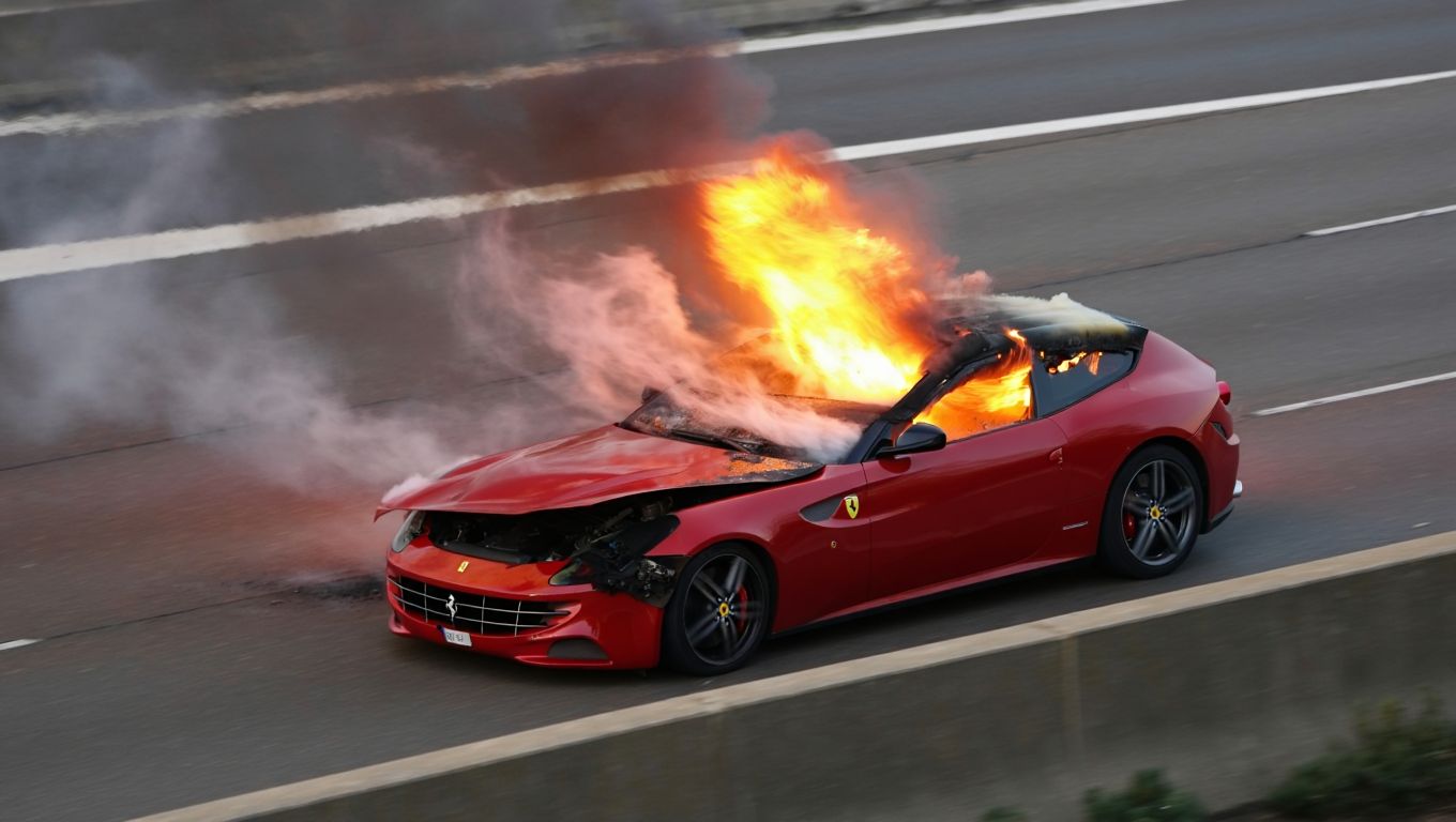 Un inconnu incendie leur Ferrari FF sur lʼautoroute