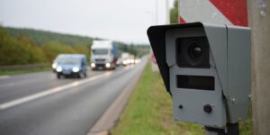 Un nouveau radar fixe vient dʼêtre installé sur cette route fréquentée près de Rodez en Aveyron