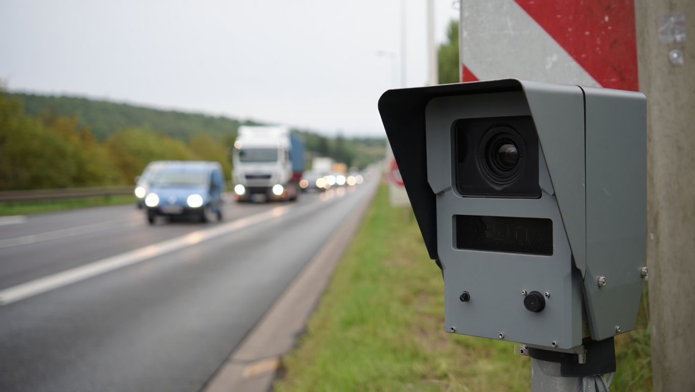 Un nouveau radar fixe vient dʼêtre installé sur cette route fréquentée près de Rodez en Aveyron