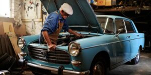 À 76 ans Gérard entretient encore lui-même la Peugeot 404 quʼil a achetée neuve il y a cinquante ans