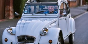 À 82 ans Marcel roule toujours au volant de sa Citroën 2CV de 1971 quʼil nʼa jamais voulu vendre