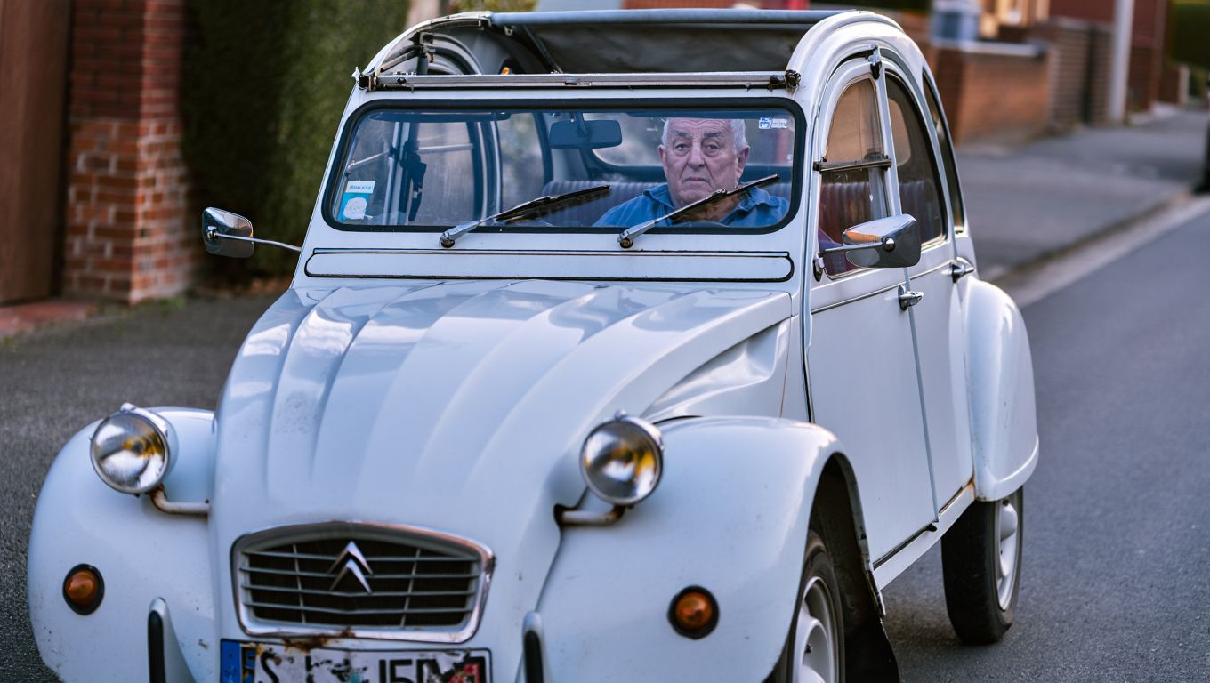 À 82 ans Marcel roule toujours au volant de sa Citroën 2CV de 1971 quʼil nʼa jamais voulu vendre