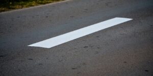 Cette ligne blanche particulière sur la route change tout et presque personne ne la connaît