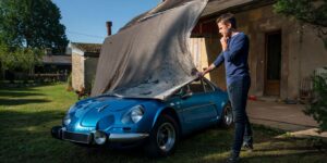 En vidant la maison de son grand-père il trouve sous une bâche une Alpine A110 de 1972