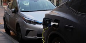 Hybride rechargeable ou électrique : lequel coûte vraiment le moins cher au quotidien
