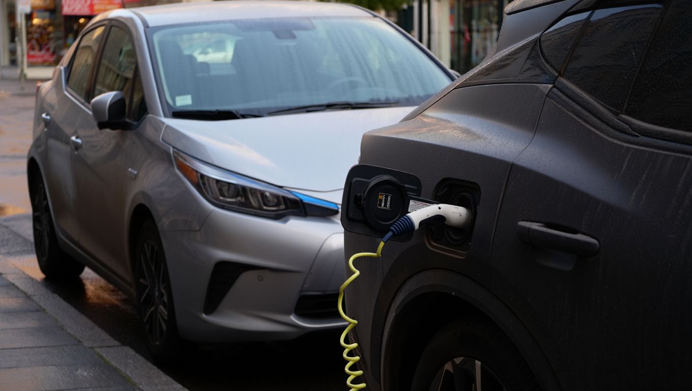 Hybride rechargeable ou électrique : lequel coûte vraiment le moins cher au quotidien