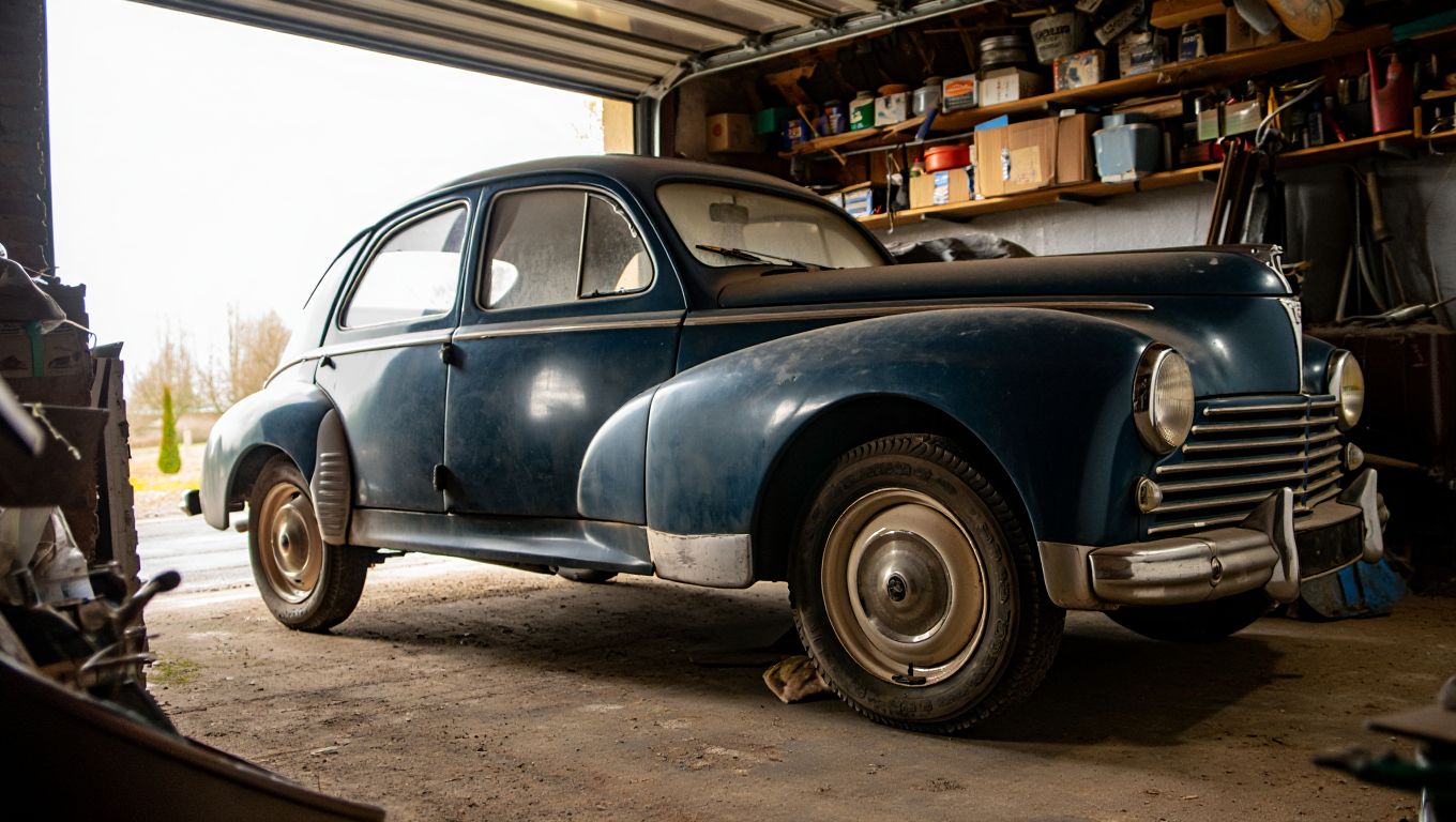 Il achète un ancien garage fermé depuis quarante ans et tombe sur une Peugeot 203 restée intacte