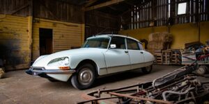 Il rachète une ferme abandonnée et découvre dans la grange une Citroën DS oubliée depuis 1978