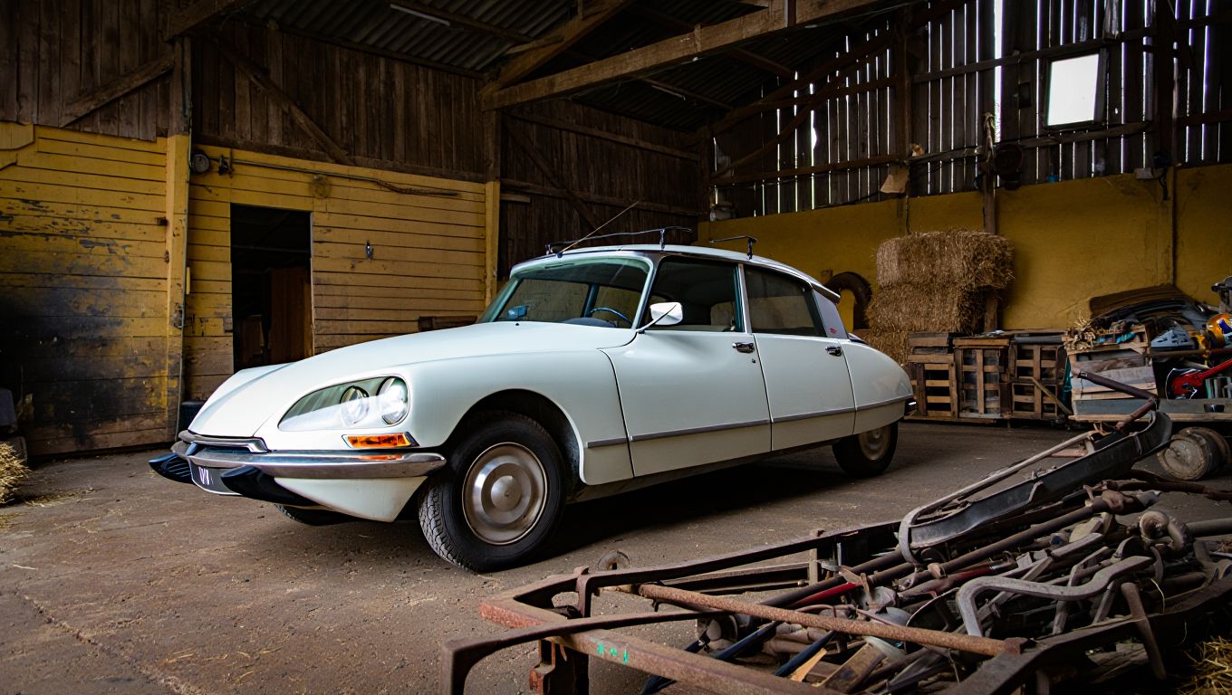 Il rachète une ferme abandonnée et découvre dans la grange une Citroën DS oubliée depuis 1978
