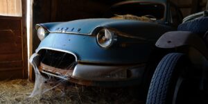 Il visite un vieux corps de ferme à vendre et découvre dans lʼétable une Panhard oubliée depuis 1969