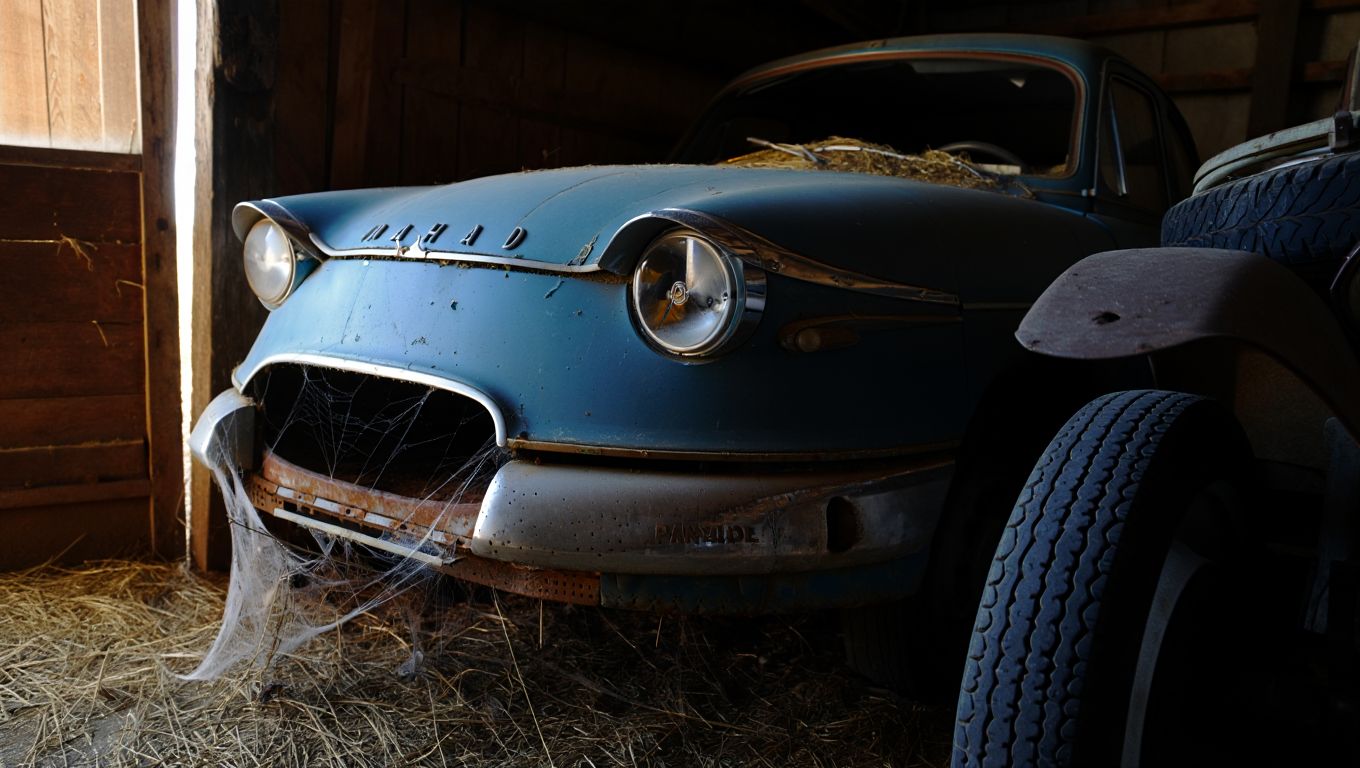 Il visite un vieux corps de ferme à vendre et découvre dans lʼétable une Panhard oubliée depuis 1969