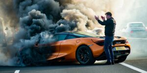 Une McLaren 720S part en fumée sur lʼautoroute A7 sous les yeux de son propriétaire impuissant