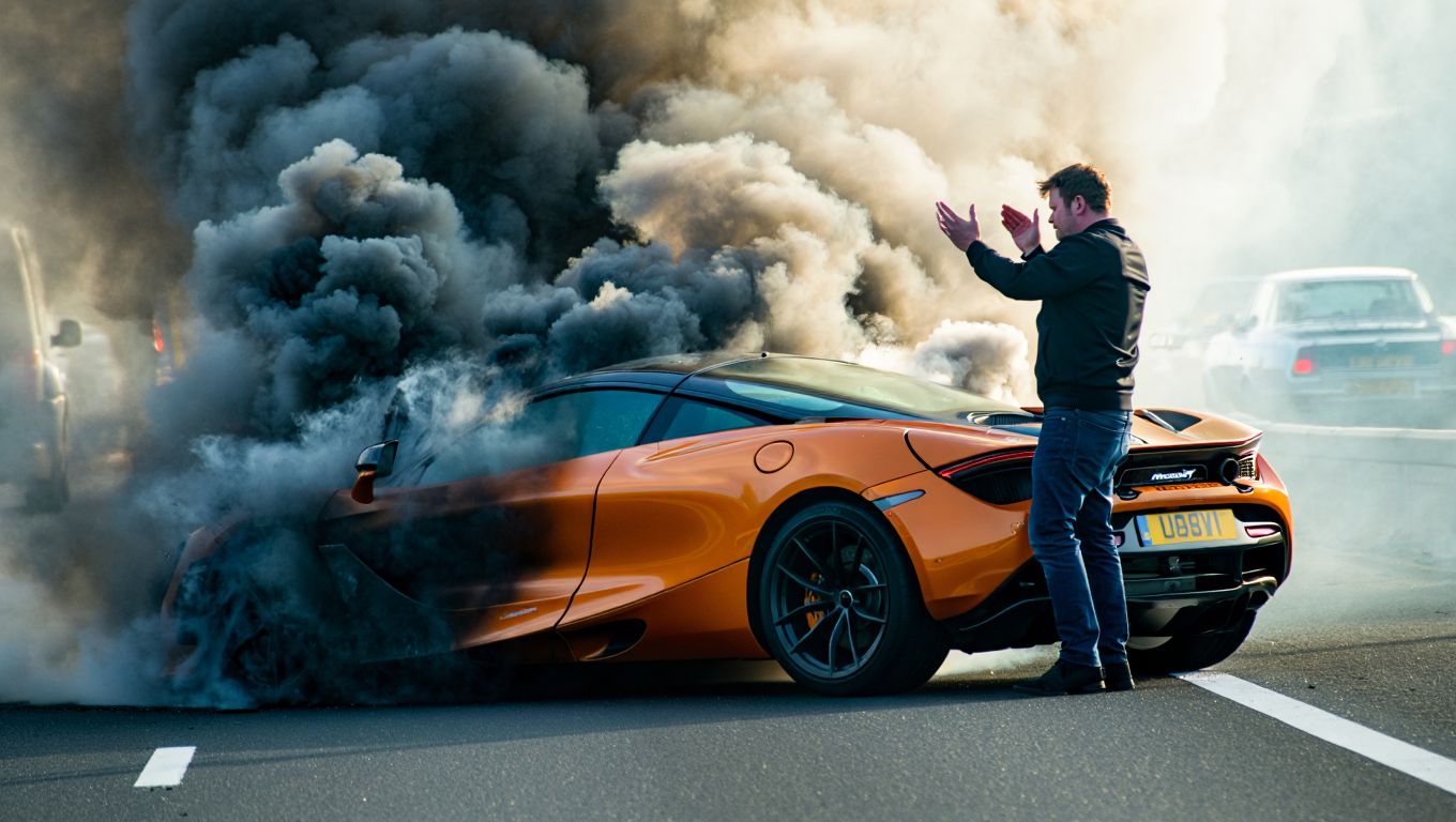 Une McLaren 720S part en fumée sur lʼautoroute A7 sous les yeux de son propriétaire impuissant