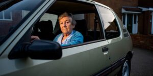 À 78 ans Jacqueline refuse toutes les offres pour sa Peugeot 205 et explique enfin pourquoi