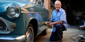 À 83 ans Fernand entretient encore lui-même la Simca Aronde de 1959 quʼil a achetée neuve