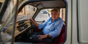 À 84 ans Robert roule encore chaque jour dans la Renault 4L quʼil a achetée neuve en 1968