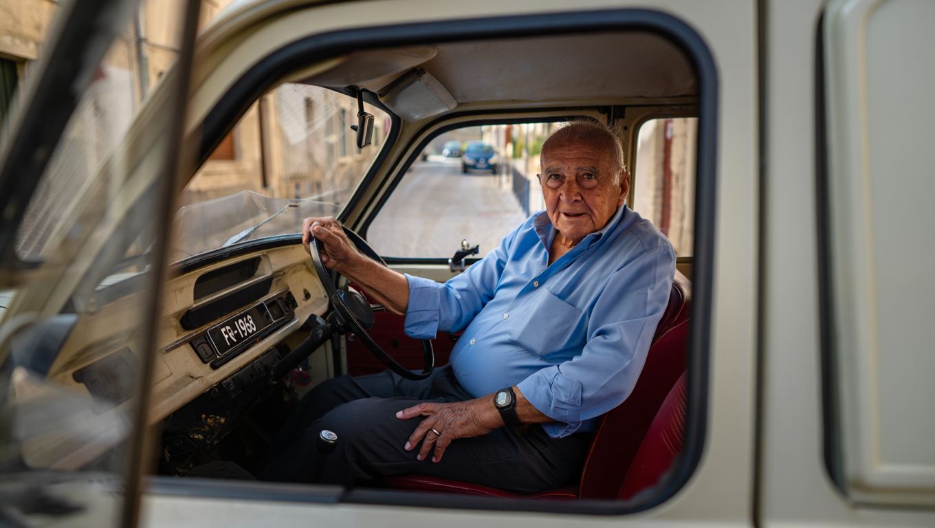 À 84 ans Robert roule encore chaque jour dans la Renault 4L quʼil a achetée neuve en 1968