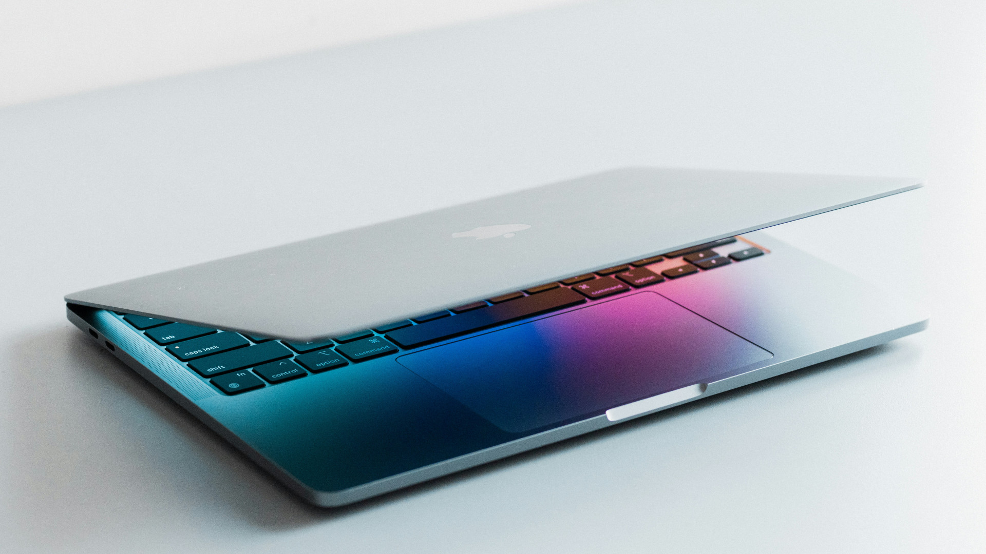Pourquoi le MacBook Neo pourrait remplacer votre PC portable au bureau ?