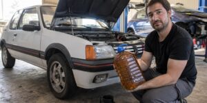 Ce garagiste de lʼArdèche a fait rouler une Peugeot 205 sur 1 200 km à lʼhuile de friture
