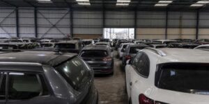 Ce hangar de Seine-Maritime stocke des milliers de véhicules que plus aucun concessionnaire ne réclame