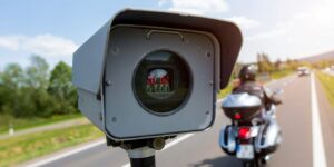 Ce nouveau radar de la RD942 près dʼArcachon en Gironde flashe aussi les motos par lʼarrière