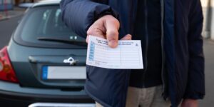 Ce que le numéro inscrit sur votre carte grise révèle vraiment sur votre voiture
