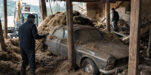 Dans les Vosges la démolition dʼune grange révèle une Peugeot 404 restée sous la paille depuis 1974