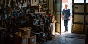 Dans un village de la Creuse un garage fermé depuis 1979 vient dʼêtre rouvert par son propriétaire