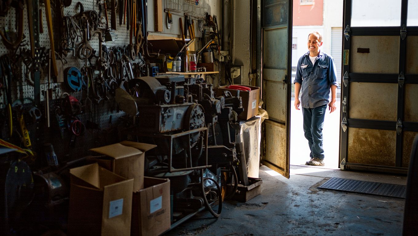 Dans un village de la Creuse un garage fermé depuis 1979 vient dʼêtre rouvert par son propriétaire