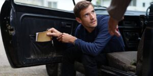 Il achète une voiture dʼoccasion et découvre un carnet caché dans la portière