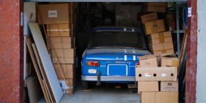 Il rachète le fonds dʼun garage breton et découvre une Renault 8 Gordini sous des cartons