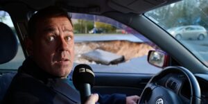 « Jʼai cru que la route sʼétait effondrée » : ce conducteur raconte le trou apparu devant lui