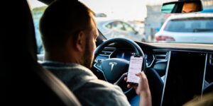 La cote des Tesla dʼoccasion sʼeffondre et les propriétaires découvrent la note