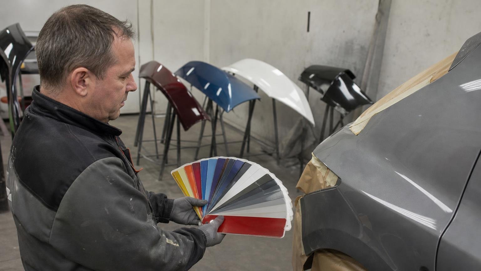 Un carrossier classe les six couleurs de voiture les plus coûteuses à réparer