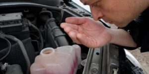 Une odeur de sirop sous le capot trahit une fuite de liquide de refroidissement