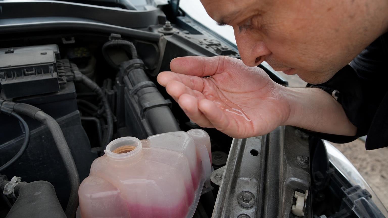 Une odeur de sirop sous le capot trahit une fuite de liquide de refroidissement