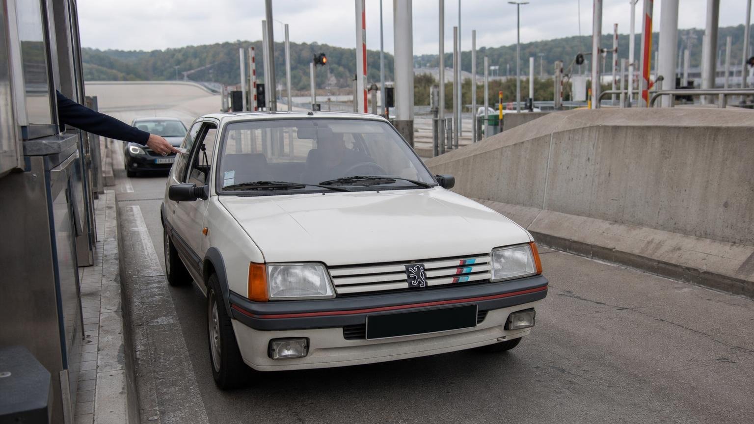 Une voiture immatriculée en 1988 franchit un péage de lʼA10 et déclenche une alerte